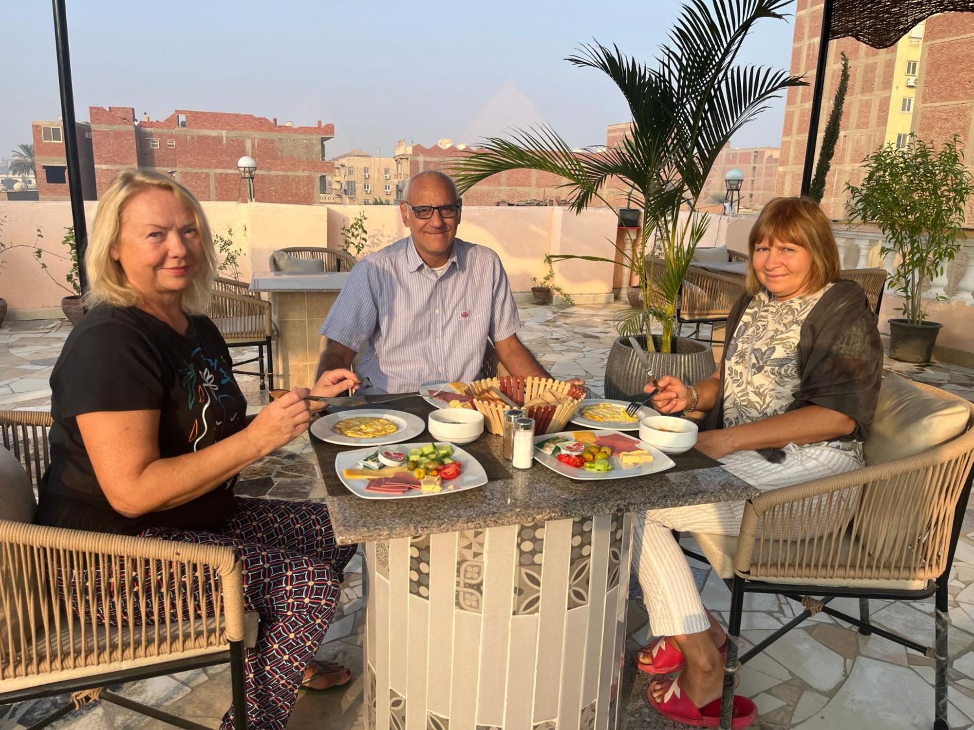 Badr Pyramids View Guest house *